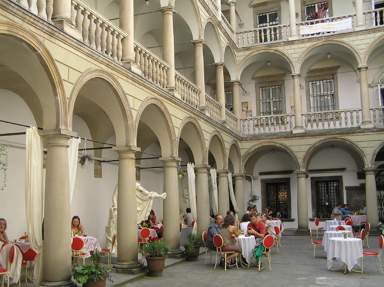 Палац Корнякта (Італійський дворик)