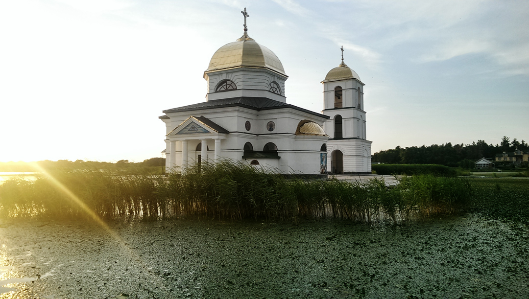 Отреставрированная затопленная церковь в Ржищеве (Гусинцах)