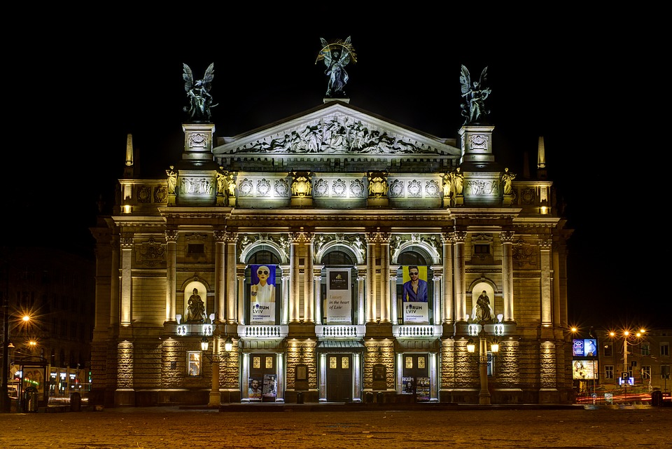 Оперный театр в Львове ночью