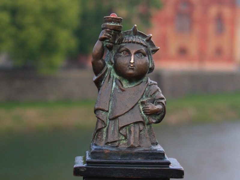 Тур мини-скульптурами в разных местах Украины