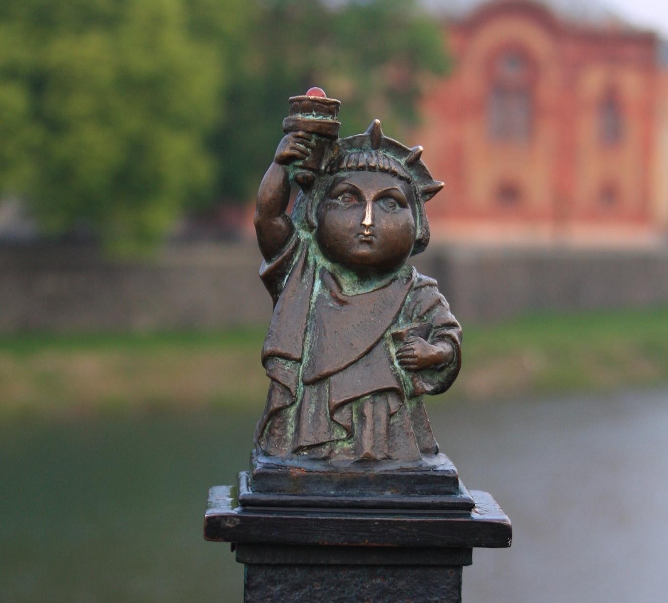 Міні-скульптура «Найменша в світі статуя Свободи» в Ужгороді