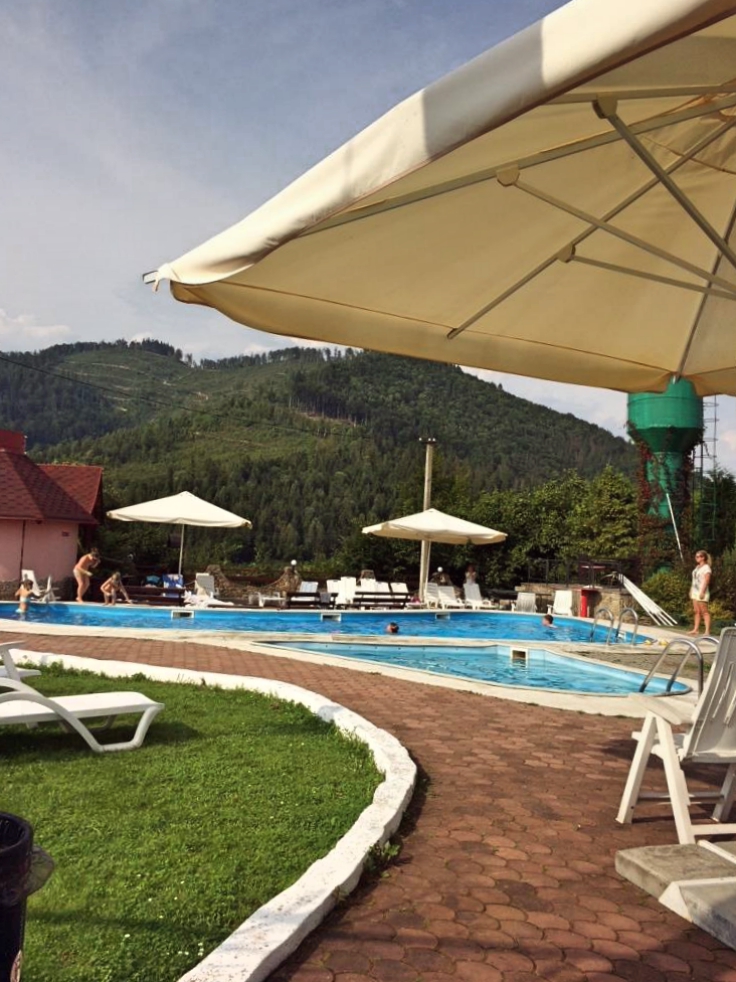 16 готелів з басейном в Карпатах