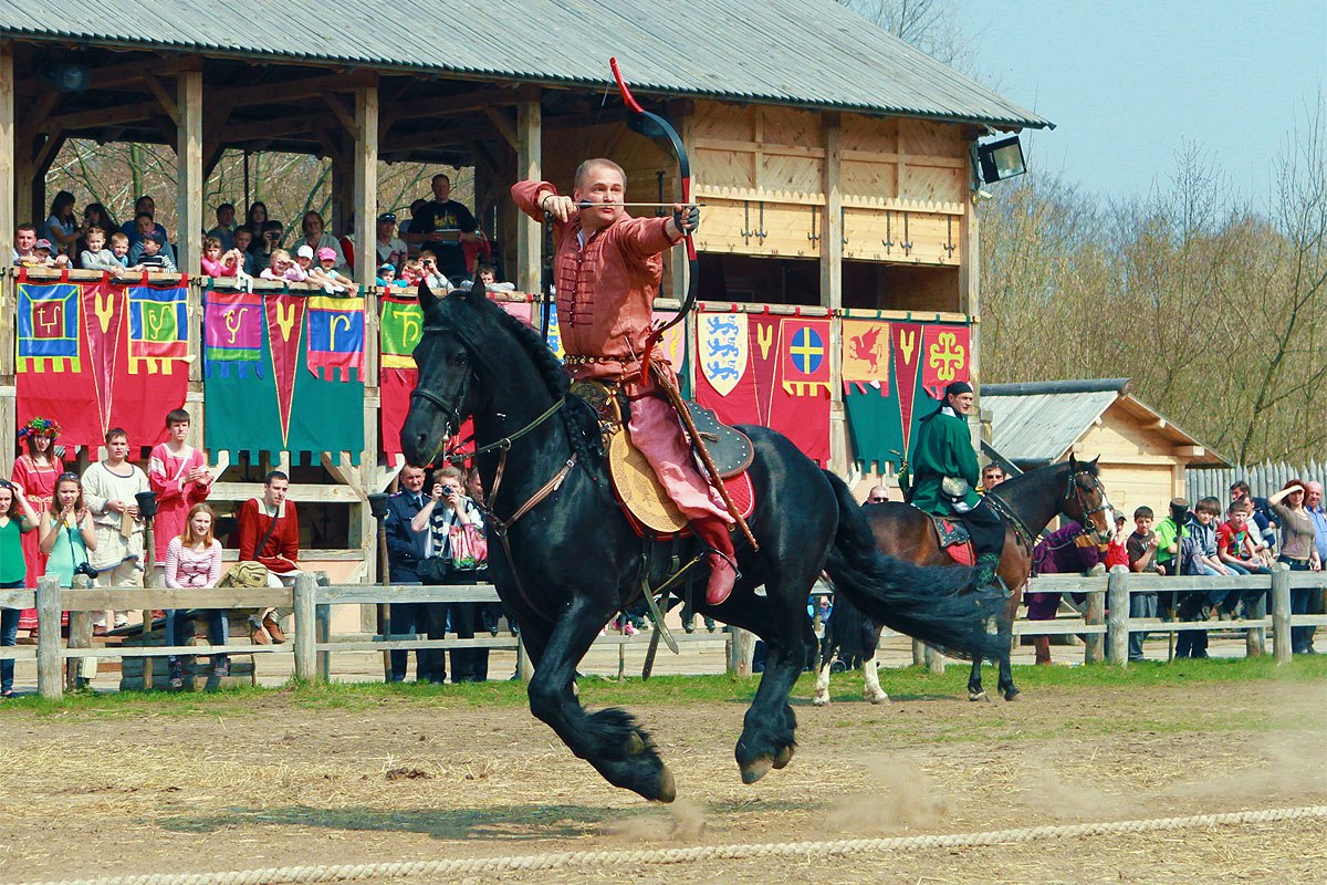 Лучник на коне в парке Древний Киев