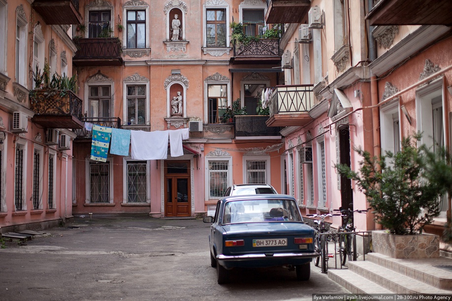 Старая одесская. Одесса старый город двор. Одесский дворик старого города Одессы. Еврейский дворик Одесса. Одесский дворик Воронцовский переулок.