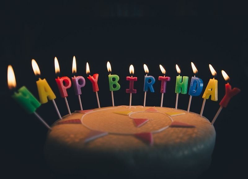 Загадай бажання: звідки взялася традиція ставити свічки на торт?